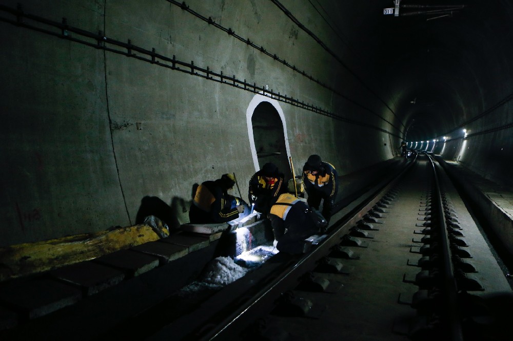 万源铁路运营隧道病害现状